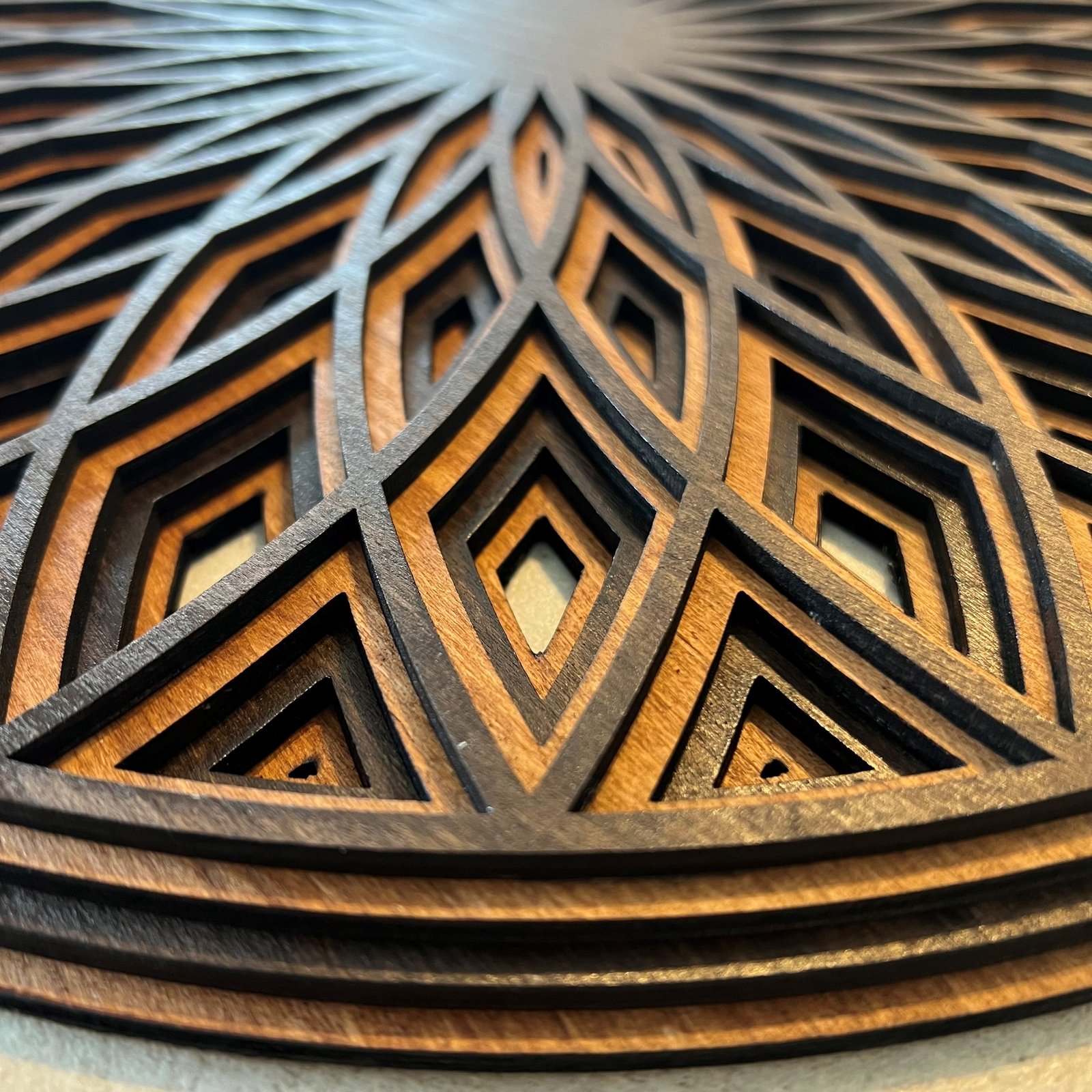 Kunstvolle Lasergravur auf Holz